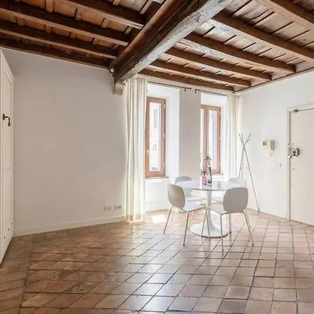 Iflat Navona Bright דירה