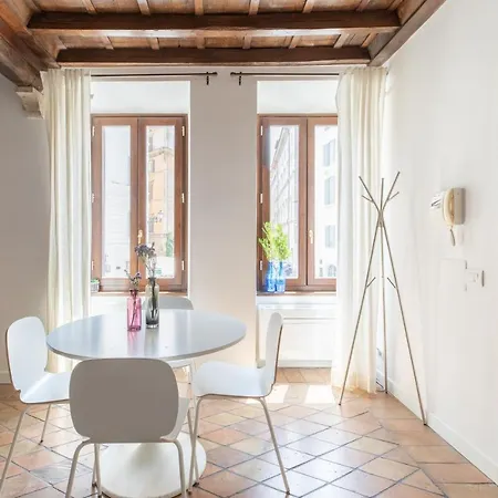 Iflat Navona Bright דירה